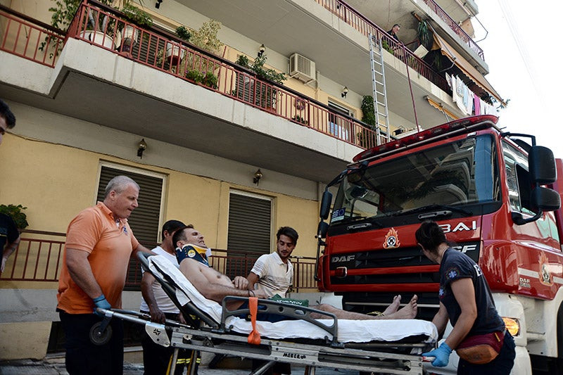 Πυρκαγιά σε πολυκατοικία στο Γαλάτσι: Ένας τραυματίας (εικόνες)